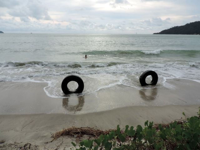 Hohe Wellen befördern diese beiden Reifen aus dem Sand.